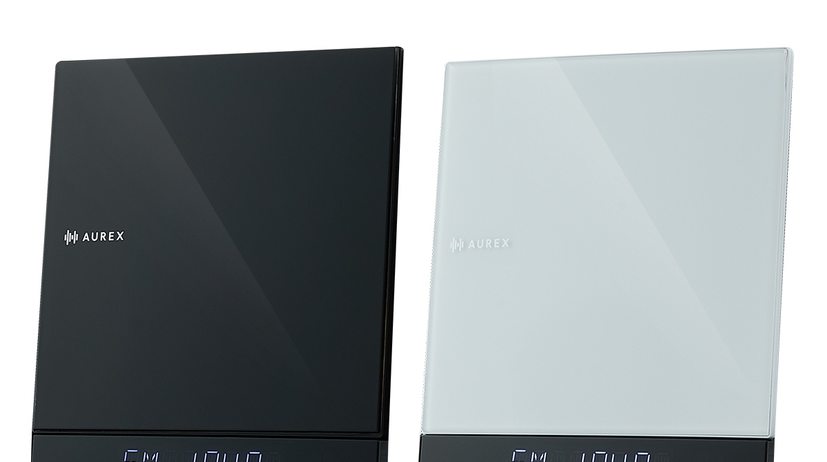 光沢感のあるアクリル素材のCDドアパネル（左）ブラック / （右）ホワイト